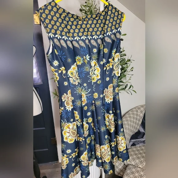 Gabby Skye Paisley & Floral Print Fit and Flare Dress Size 8 - Picture 3 of 7